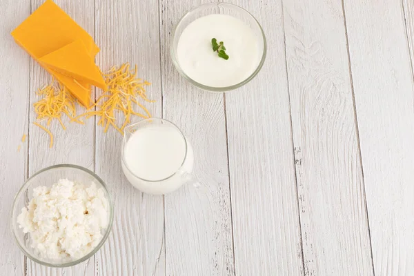 Susu Dan Keju Yogurt Kayu Putih Latar — Stok Foto