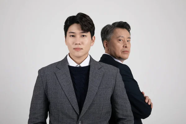 Conceito Negócio Coreano Asiático Velho Jovem Homens Opondo — Fotografia de Stock