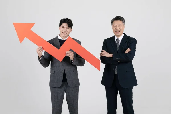 ビジネスコンセプト韓国系アジア人の高齢者と若い男性のグラフ — ストック写真