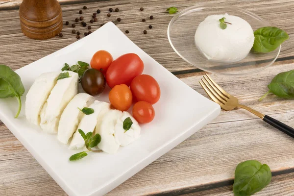 Mozzarella Käse Und Tomaten Holz Hintergrund — Stockfoto