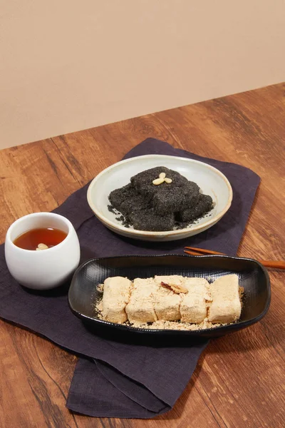 Makanan Penutup Tradisional Korea Kue Beras Injeolmi Dan Teh Jujube — Stok Foto
