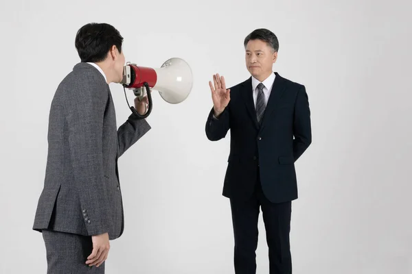 Conceito Negócio Coreano Asiático Velho Jovem Homens Gritando Megafone — Fotografia de Stock