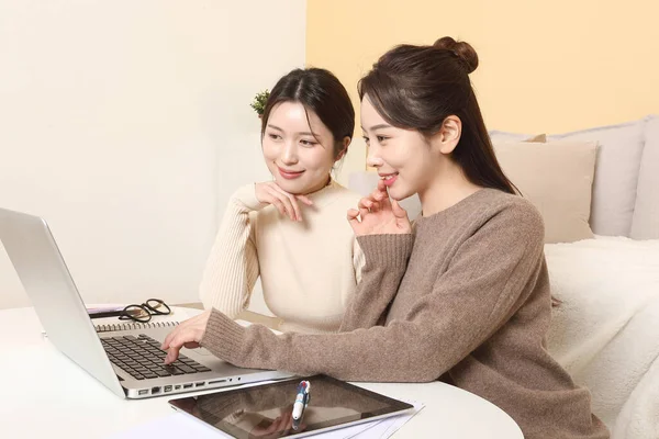 Asiático Coreano Mulheres Amigos Assistindo Online Classe Com Laptop Computador — Fotografia de Stock