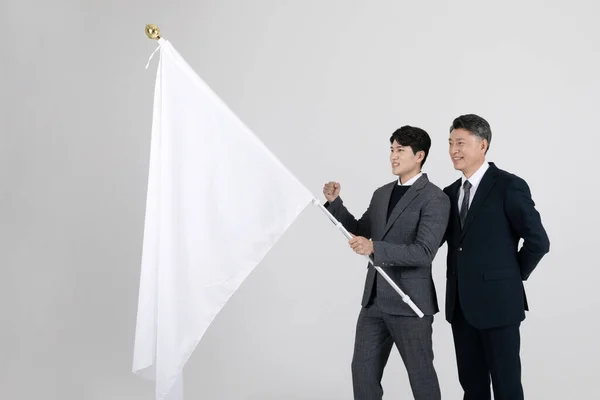Konsep Bisnis Pria Tua Dan Muda Asia Korea Memegang Bendera — Stok Foto