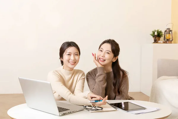 Aziatische Koreaanse Vrouwen Vrienden Wonen Online Klasse Met Laptop Computer — Stockfoto