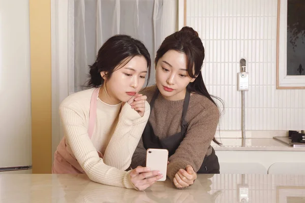 Азіатські Корейські Жінки Шукають Рецепт Смартфоном Кухні — стокове фото