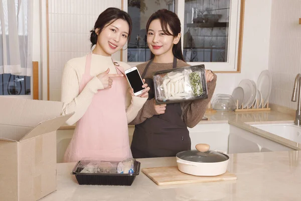 Красиві Азіатські Корейські Жінки Готують Домашній Набір Їжі — стокове фото