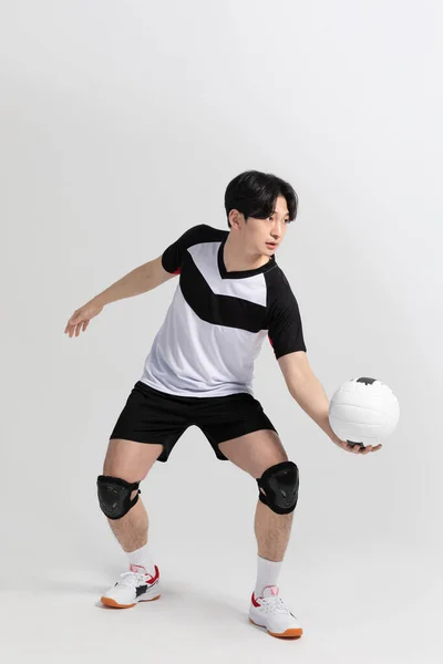 Pemain Bola Voli Orang Asia Korea Mempersiapkan Servis Melayani Bola — Stok Foto