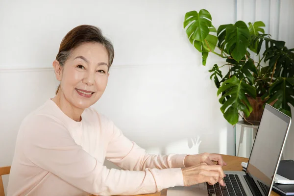 Aziatische Koreaanse Senior Vrouw Studeren Met Een Laptop — Stockfoto
