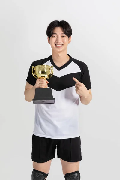 Voleibol Jugador Deportivo Asiático Coreano Hombre Con Trofeo — Foto de Stock