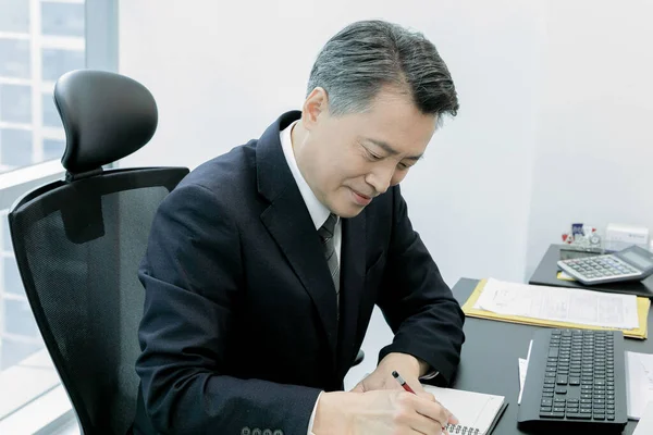 Affärsidé Asiatisk Koreansk Man Antecknar — Stockfoto
