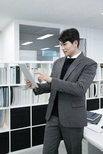 ビジネスコンセプトアジア系韓国人の高齢者と若い2人の男性 世代男性の上司と従業員のコンセプト タブレットで作業 — ストック写真