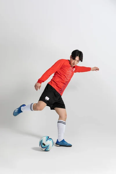 Fußballspieler Asiatisch Koreanischer Mann Mit Bewegungen Studio Hintergrund — Stockfoto
