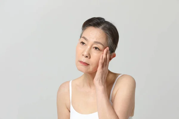 亚裔韩国老年女性 工作室基本护肤美感 — 图库照片