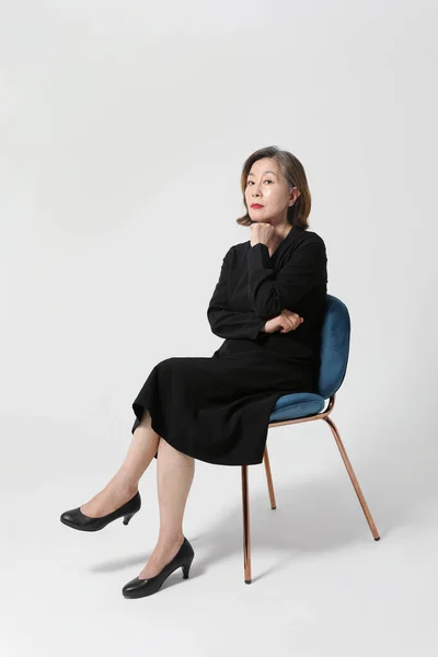 Donna Anziana Coreana Asiatica Alla Moda Seduta Sulla Sedia — Foto Stock