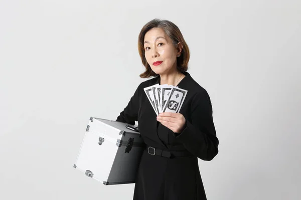 时髦的亚裔韩裔老年妇女 持有现金 — 图库照片