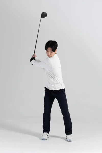 高尔夫球手 在演播室里拿高尔夫球棒的亚裔韩国人 — 图库照片