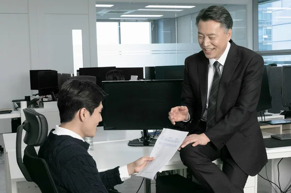 Affärsidé Asiatisk Koreansk Gammal Och Ung Två Män Olika Generationer — Stockfoto