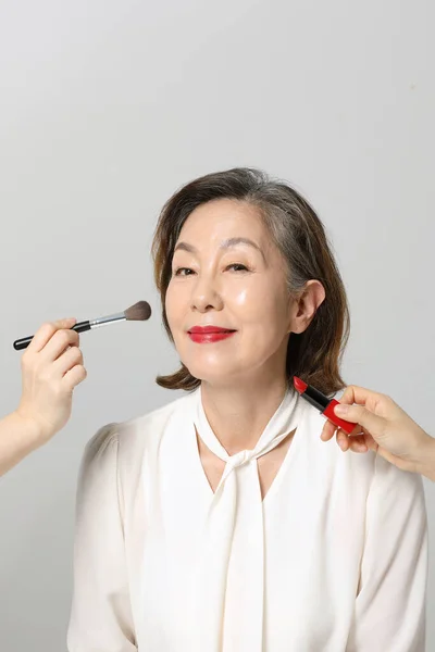 亚裔韩国老年女性 在工作室里大胆红妆美容美感 — 图库照片