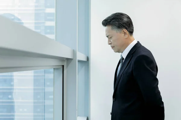 Affärsidé Asiatisk Koreansk Man Gör Ett Långt Ansikte — Stockfoto