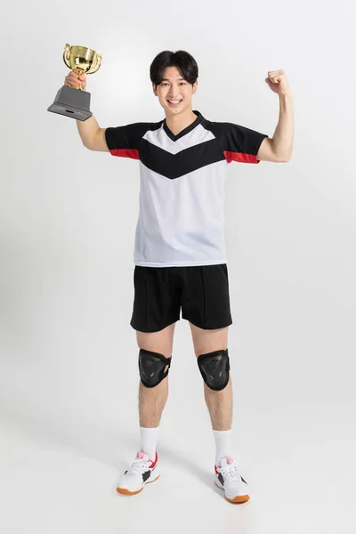 バレーボールスポーツ選手アジア系韓国人トロフィーを持つ男 — ストック写真
