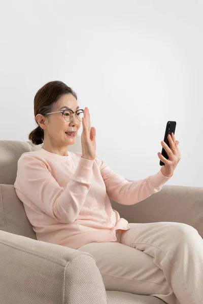 Aasian Korean Vanhempi Nainen Video Soittaminen — kuvapankkivalokuva