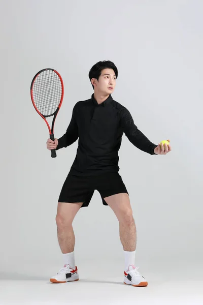 テニススポーツ選手アジア系韓国人男性ラケットスタジオ — ストック写真