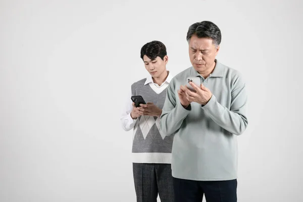 Asiatique Coréen Vieux Jeune Deux Hommes Utilisant Smartphone — Photo