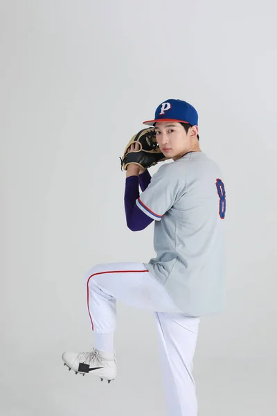 Béisbol Jugador Deportes Asiático Coreano Hombre Lanzando Recibiendo Pelota — Foto de Stock