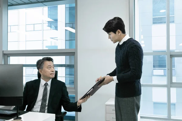 Concept Entreprise Asiatique Coréen Vieux Jeunes Deux Hommes Différentes Générations — Photo