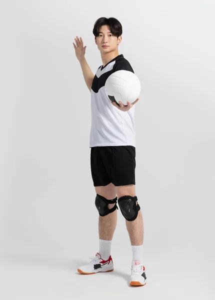 排球运动员 亚裔韩国人持球 — 图库照片