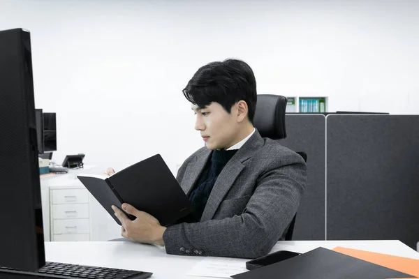 ビジネスコンセプトアジア系韓国人の高齢者と若い2人の男性異なる世代男性の上司と従業員の概念作業 — ストック写真