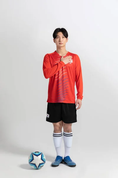 足球运动员 具有演播室背景动作的亚裔韩国人 — 图库照片