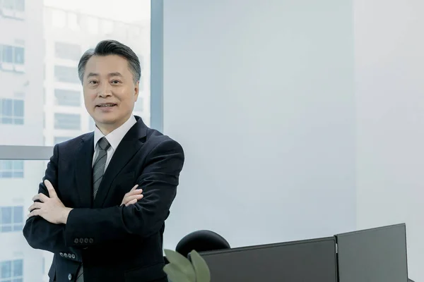 Business Concept Asiatico Coreano Uomo Incrociando Braccia — Foto Stock