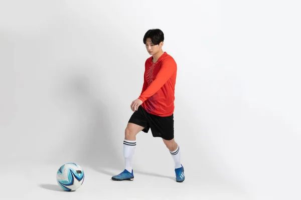 Futball Labdarúgó Sportoló Ázsiai Koreai Férfi Mozgások Stúdió Háttérben — Stock Fotó
