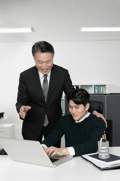 Бизнес Концепция Азиатского Корейского Пожилых Молодых Мужчин Разных Поколений Мужчина — стоковое фото