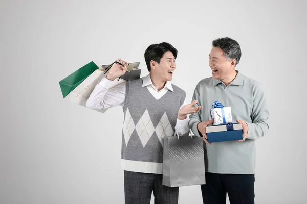 Ásia Coreano Idade Jovem Dois Homens Segurando Compras Saco Presente — Fotografia de Stock