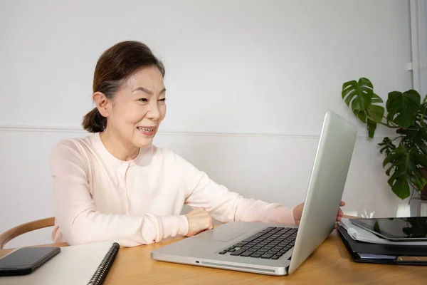 Asian Korean Senior Woman Studying Laptop — Stock Photo, Image