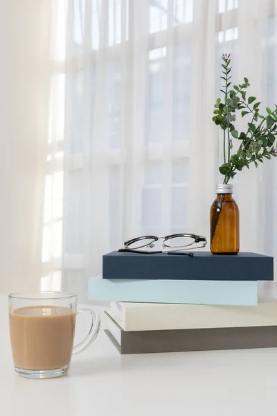 Entspannen Sie Gemütliche Objekte Und Hintergrund Mit Milchtee Ein Buch — Stockfoto