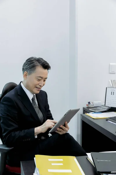 Business Concept Asiatico Coreano Uomo Guardando Tablet — Foto Stock