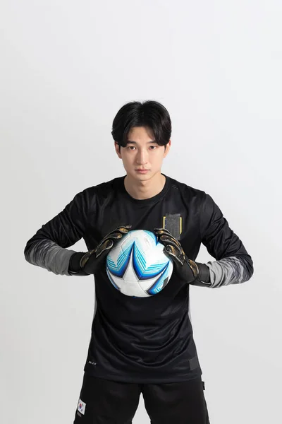 Jalkapallo Jalkapalloilija Aasialainen Korealainen Mies Liikkeitä Studio Tausta — kuvapankkivalokuva