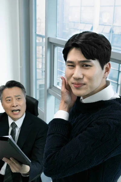 ビジネスコンセプトアジア系韓国人の老人と若い2人の男性異なる世代男性の上司と従業員の概念は トラブルに陥る — ストック写真