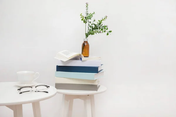 Entspannen Sie Gemütliche Objekte Und Hintergrund Mit Kaffee Gläsern Stuhl — Stockfoto