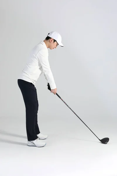 高尔夫球手 在演播室里拿高尔夫球棒的亚裔韩国人 — 图库照片