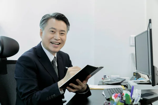 Business Concept Aziatische Koreaanse Man Het Nemen Van Notities — Stockfoto