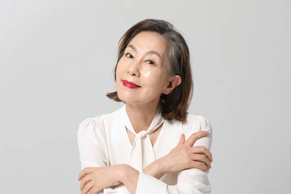 Asiatico Coreano Senior Donna Grassetto Rosso Cosmetici Trucco Bellezza Concetto — Foto Stock