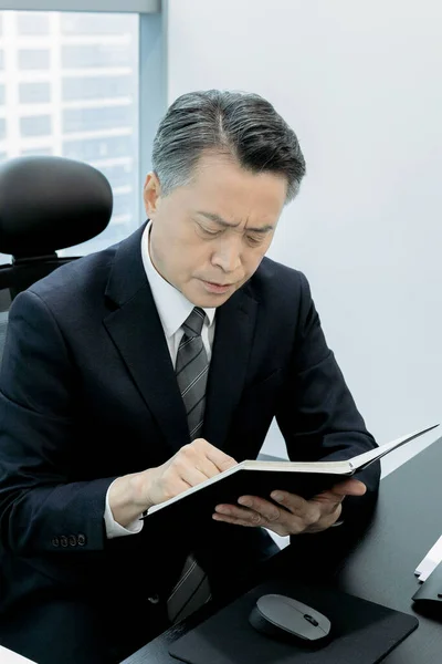 Affärsidé Asiatisk Koreansk Man Gör Ett Långt Ansikte — Stockfoto
