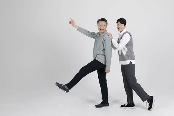 ビジネスコンセプトアジア系韓国人の老人と若い2人の男性異なる世代男性の上司と従業員のコンセプト — ストック写真