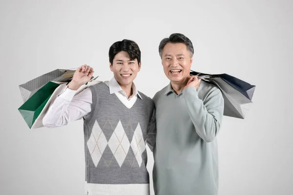 Azjatycki Koreański Stary Młody Dwóch Mężczyźni Gospodarstwa Torba Zakupy — Zdjęcie stockowe