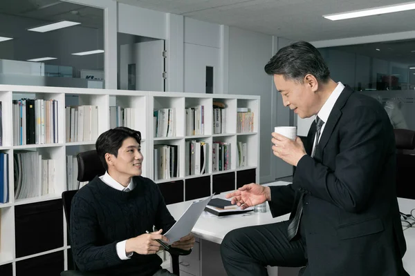 Business Concept Aziatische Koreaanse Oude Jonge Twee Mannen Verschillende Generaties — Stockfoto